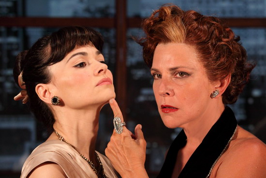 Al Mancinelli classico scontro tra prime donne. In scena Pamela Villoresi e Romina Mondello in "Eva contro Eva"