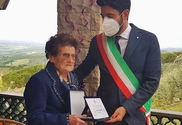 Nonna Evelina compie 100 anni. Targa dal Comune: "Esempio di resilienza"