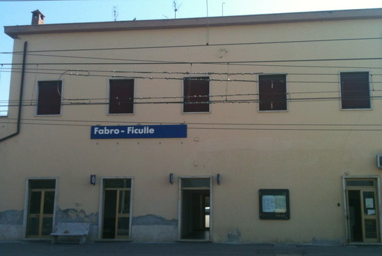 Rapinano un negozio di animali a Roma, la polizia li arresta alla stazione di Fabro