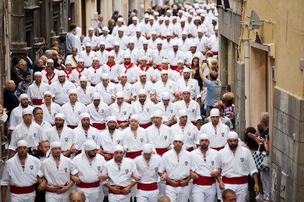 Gemellaggio tra i Portatori della Madonna del Rosario e i Facchini di Santa Rosa