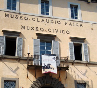 Due statue di Bonifacio VIII esposte al Museo Civico Archeologico di Orvieto