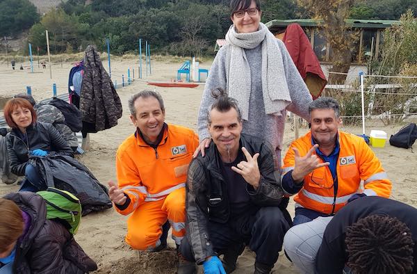 Pulizia della Spiaggia della Feniglia con Piero Pelù, raccolti 1000 chili di plastica