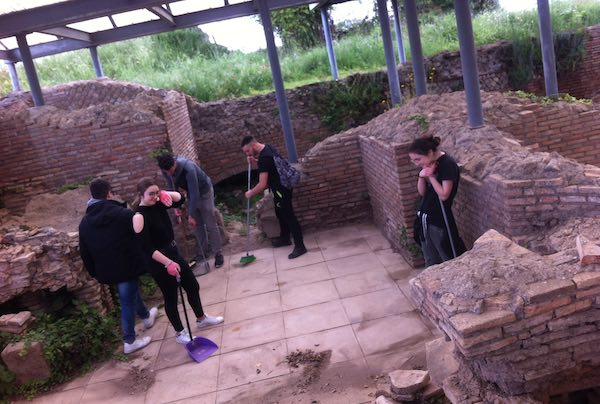 Gli studenti dell'Artistico imparano il lavoro degli archeologi a Ferento