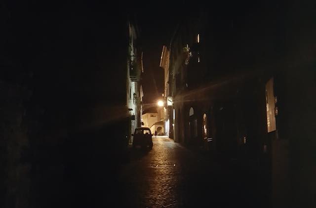 Quartiere medievale al buio da tre giorni. La segnalazione di un cittadino