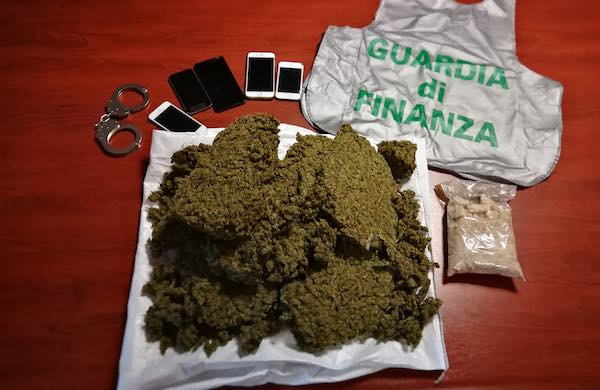 Traffico internazionale di stupefacenti, arrestato con oltre 3 chili di droga