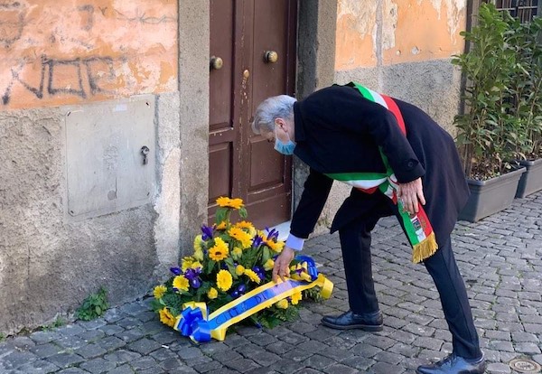 Giorno della Memoria, un cuscino di fiori in Via della Verità