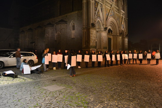 Flash mob ad Orvieto nella Giornata per l'eliminazione della violenza sulle donne
