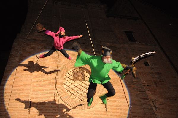 Befana e Folletti scendono dal Campanile del Duomo