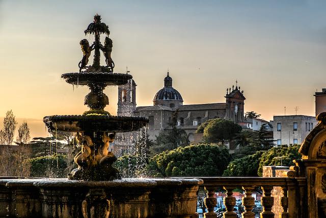 "Rosa Fresca Aulentissima". Concerto all'alba nel Cortile di Palazzo dei Priori