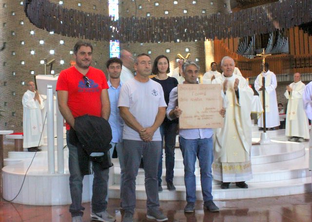 Targa in cotto dei maestri fornaciai per ricordare la costruzione del Santuario di Collevalenza