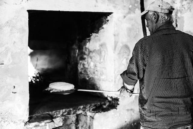 Profumo di pane, pizze e tortucce, riapre l'antico forno comunale 