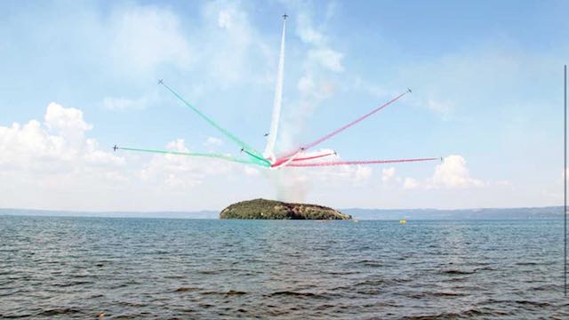 "Air Show", le Frecce Tricolori sul Lago di Bolsena incantano gli spettatori