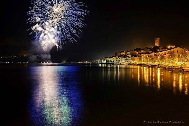 Notte Bianca e Notte Blu in riva al lago. Nel mezzo, i fuochi d'artificio di Santa Marta