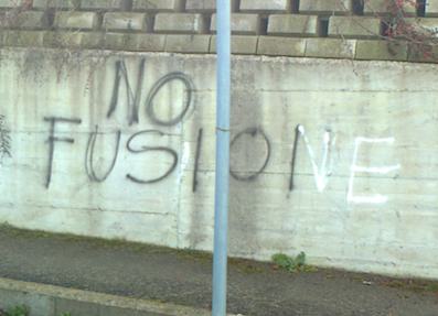 A Ficulle scritte e adesivi contro la fusione. Compiuti anche atti intimidatori