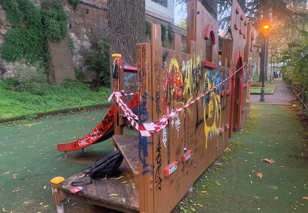 Pressing per la riqualificazione dei giochi per bambini nei giardini pubblici