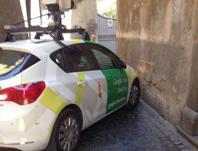 La "curva de la bestemmia" colpisce ancora: la GoogleCar s'incastra