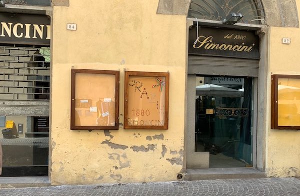 Dopo 140 anni chiude la Merceria Simoncini. E dona l'invenduto all'Emporio Senza Monete
