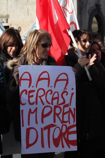 "A.A.A. Cercasi imprenditore." Le operaie ex Grinta manifestano ai piedi del Duomo