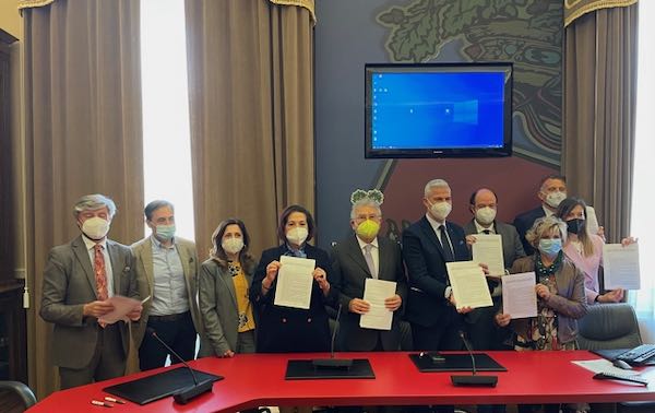 Contro la violenza sulle donne, numero nazionale 1522 e numero regionale 800.861126 sugli scontrini delle farmacie