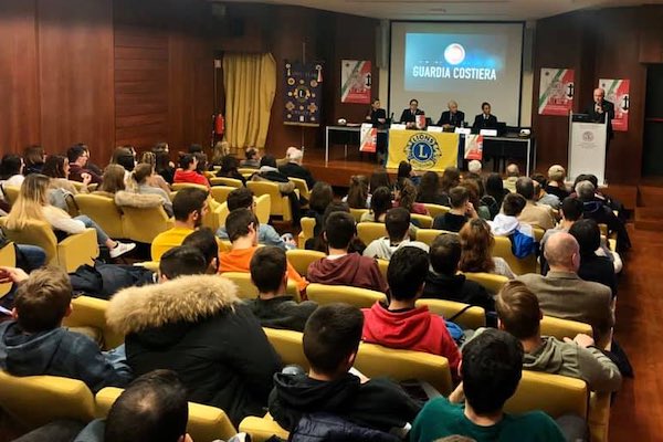 Gli studenti incontrano la Guardia Costiera Italiana
