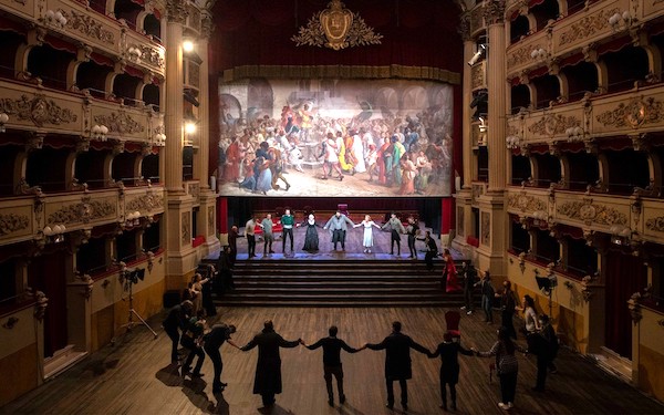Spettatori sui palchi al Teatro Morlacchi per il debutto di "Guerra e Pace" con Stefano Fresi