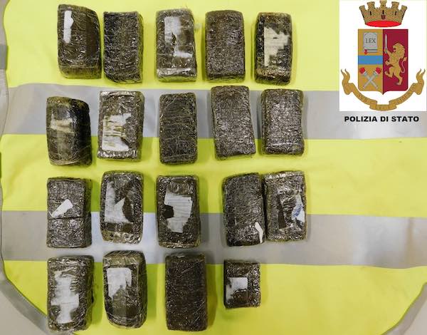 Da Roma a Perugia in taxi per spacciare, 41enne arrestato dalla Polizia