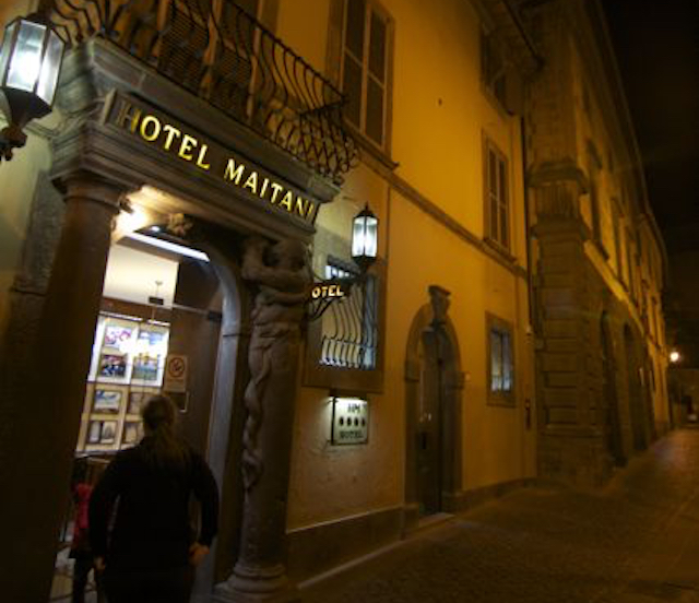 In un solo colpo addio all’Hotel Maitani e al Caffè del Teatro