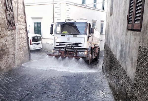 Idropulizia con l'autobotte comunale per una pulizia più approfondita