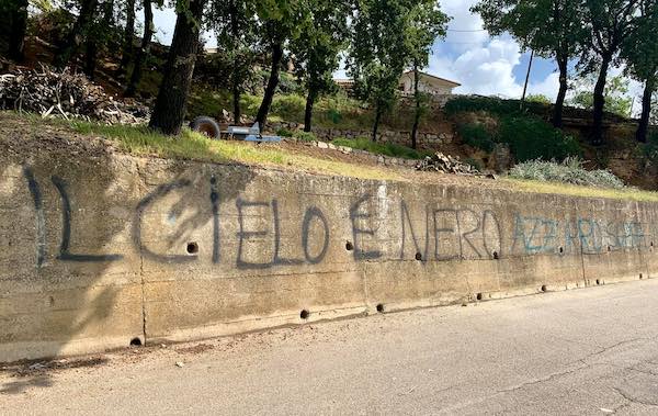 Muro imbrattato. Il sindaco Gori: "I beni pubblici meritano rispetto"
