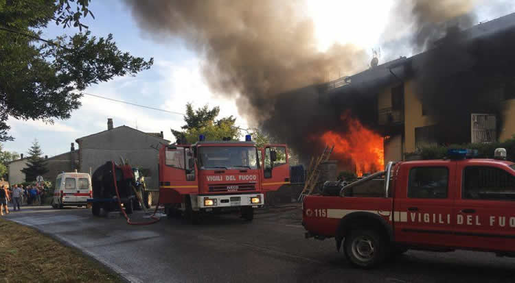 Incendio a Castel Giorgio, palazzina avvolta dalle fiamme, abitanti evacuati