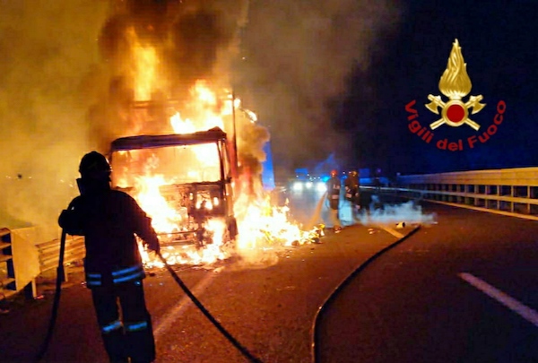 A fuoco un tir che trasportava carta sull'A1 tra Orvieto e Fabro