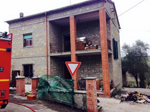 Casa in fiamme durante il trasloco, indagano i carabinieri