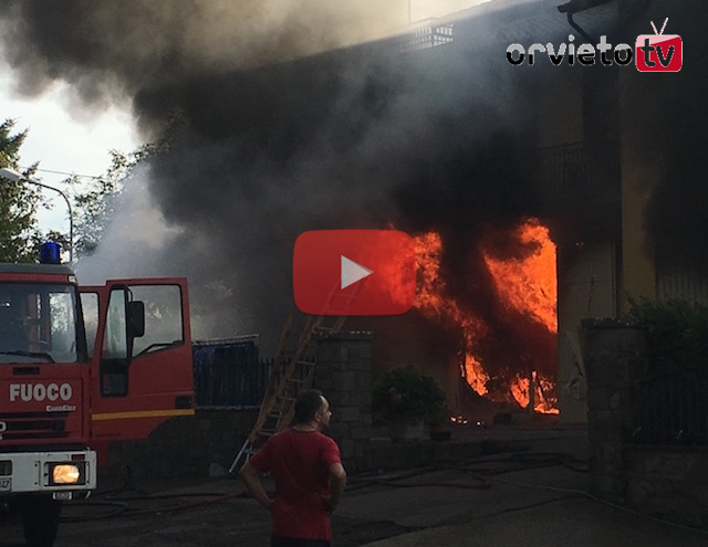 Incendio partito dal magazzino, il video del disastro
