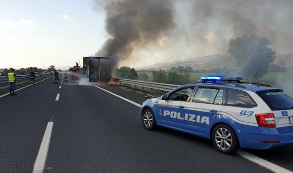 Fiamme sull'A1, a fuoco un tir carico di carta 