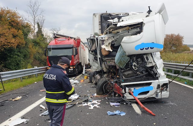 Tamponamento tra due tir, A1 bloccata per ore