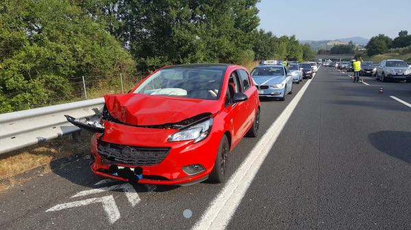Incidente sull'A1 tra due auto, ferita una giovane