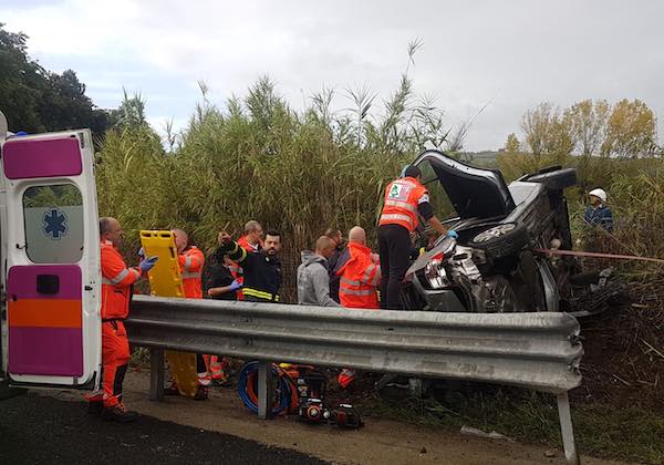 Perde il controllo dell'auto e si ribalta, ferito un 55enne