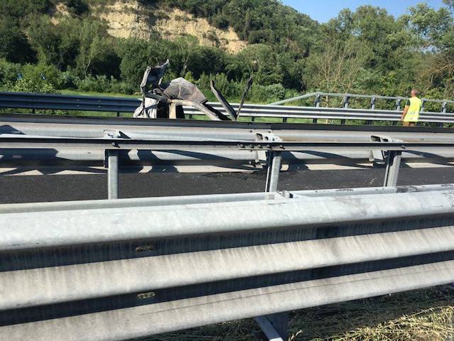 FLASH - Tragedia sull'A1, tre morti nell'auto in fiamme