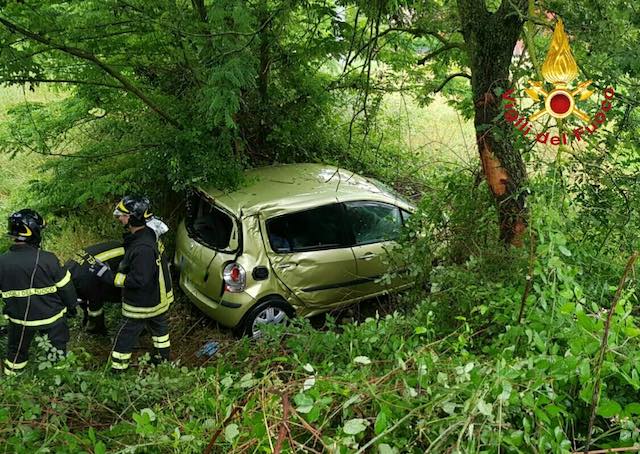 Donna finisce fuori strada con la propria auto lungo la SP 31