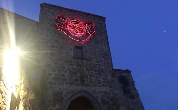 L'arte di Grimanesa Amoròs illumina la porta d'ingresso di Civita