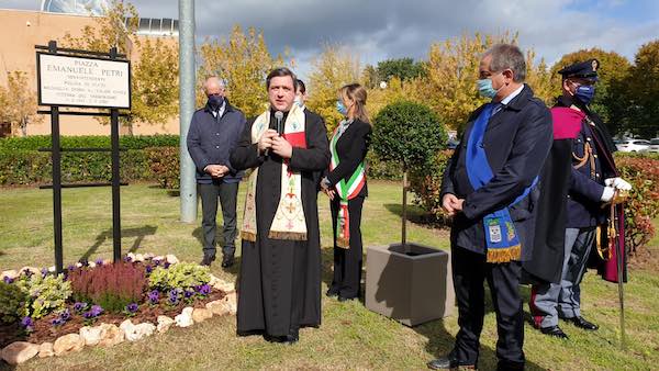 Cerimonia al Polo Scolastico di Ciconia, intitolata "Piazza Emanuele Petri"