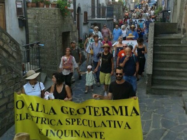 "Errare è umano". In tanti alla passeggiata contro il perseverare del pericolo geotermico