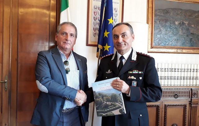 Saluti istituzionali tra il presidene della Provincia e l'ex comandante della Compagnia Carabinieri