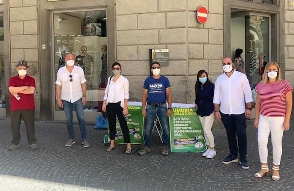 "Scuole aperte e porti chiusi". Raccolta firme della Lega sotto la Torre del Moro