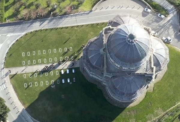 Installazione d'artista di fronte al Tempio della Consolazione
