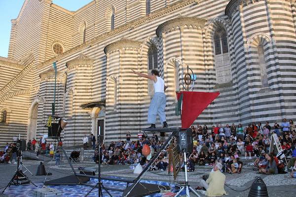 "Le Vie della Fantasia". Il ritorno degli artisti di strada non delude le attese