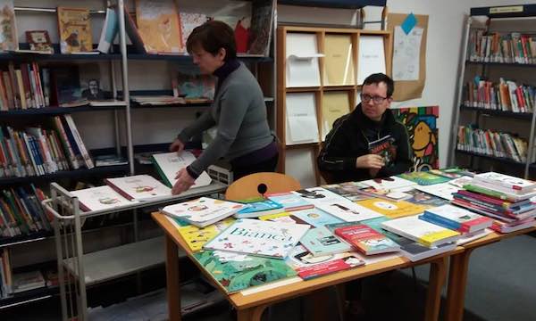 L'Associazione Aladino dona libri inclusivi alla Biblioteca