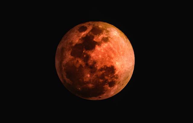 Luna rossa, spettacolo celeste. Visite, cene, osservazioni astronomiche e bagni armonici