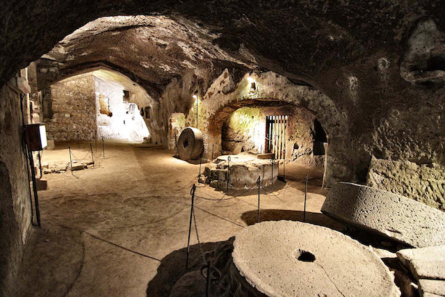 "Condizioni di stabilità di cavità ipogee ed edifici storici sovrastanti"