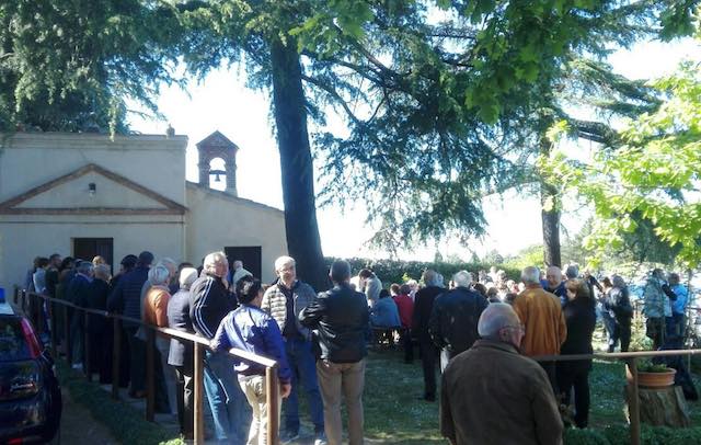 I fedeli riabbracciano la Madonnuccia di Pianpistolla